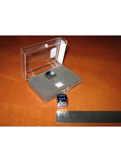 Dobókocka - 6 Oldalú 15mm-es, Tömör Fém Dobókocka Kék Pöttyös 2db-os Szett, Plexi Dobozban - Metal Dice 15mm Blue Spot (2 Per Boksz)
