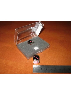 Dobókocka - 6 oldalú 15mm-es, tömör fém dobókocka piros pöttyös 2db-os szett, plexi dobozban - Metal Dice 15mm red spot (2 per boksz)